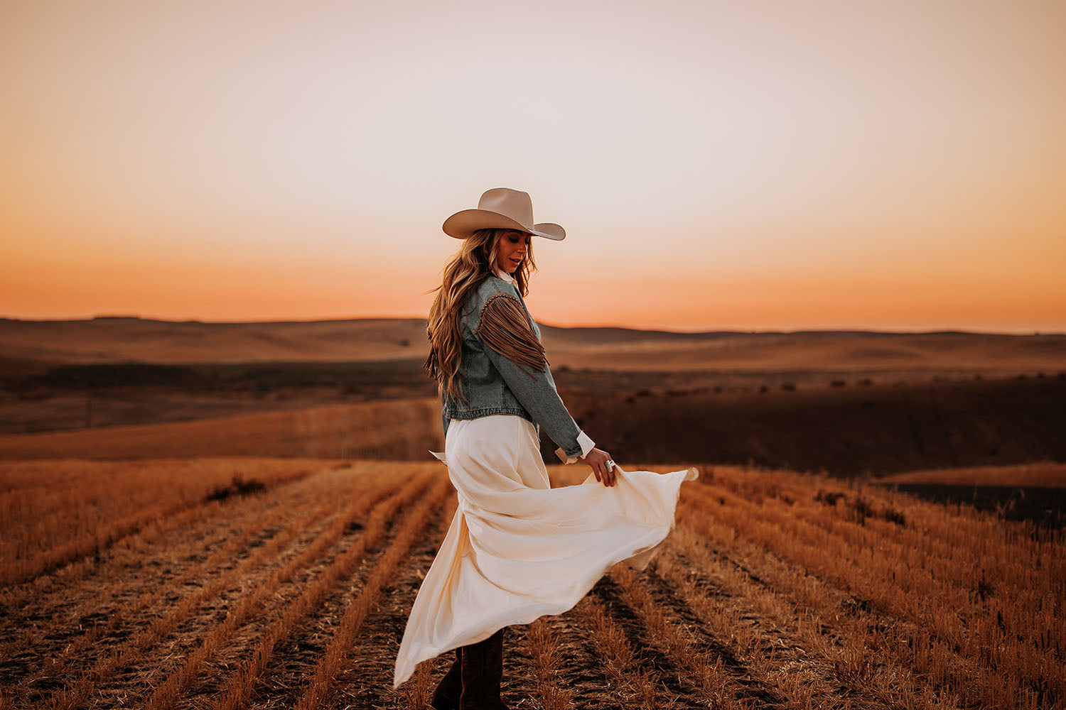 Crafted from 6X fur felt in buckskin, this hat features a 4” wide shovel brim paired with a tall brick crown that measures 4 1/2” tall. The hat is finished with a goat leather sweatband, a polished two tone metal 3-piece buckle set, a matching self-band, and a special edition royal blue satin liner.